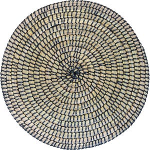 Könnte beinhalten: Ein runder geflochtener Untersetzer mit einem Muster aus schwarzem und natürlichem Stroh. Der Untersetzer hat ein kreisförmiges Design mit konzentrischen Kreisen aus schwarzem und natürlichem Stroh.