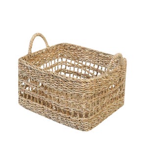 Puede incluir: Cesta rectangular tejida con dos asas arqueadas. La cesta está hecha de material tejido de color natural con un diseño de celosía. La cesta está vacía y se encuentra sobre un fondo blanco.