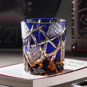 Handgeschliffenes blaues Kiriko Kristallwhiskyglas, Old Fashion Cocktailglas, Trinkgefäß im japanischen Stil, Vintage Weintrinkglas mit Geschenkbox