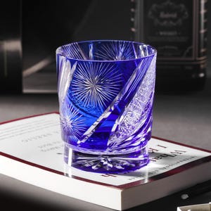 Handgeschliffenes blaues Feuerwerk Kiriko Kristallwhiskyglas, Old Fashion Cocktailglas, japanisches Trinkgeschirr, Vintage Style Glasbecher mit Geschenkbox