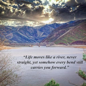 Puede incluir: Un paisaje escénico con un río que fluye por un valle, montañas al fondo y un cielo nublado. Un puente cruza el río. La imagen incluye el texto: "La vida es como un río, nunca recta, pero cada curva te lleva hacia adelante."