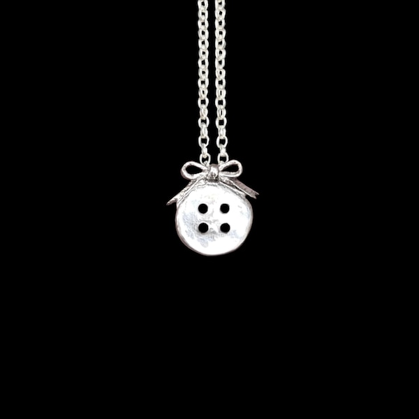 Coraline - srebrny wisiorek w kształcie guzika z kokardą na łańcuszku, słodka wstążka, kokieteryjny, fantazyjny naszyjnik w stylu fairycore z zamkiem