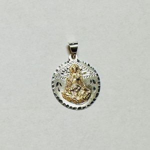 Medalla de Nuestra Señora de la Caridad del Cobre de 21 mm en plata de ley y oro amarillo de 14 quilates