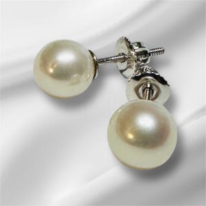 14 Karat White Gold Round White High Luster Cultured 8mm Freshwater Pearl Screw-back Stud Earrings