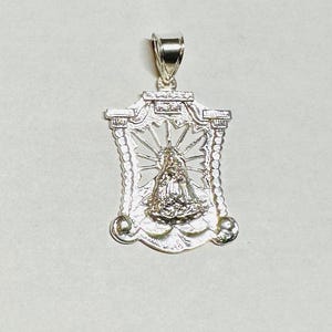 Colgante de medalla de capilla de 2 pulgadas de Nuestra Señora de la Caridad "Caridad del Cobre" en plata esterlina