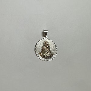 Colgante Medalla de Nuestra Señora de la Caridad "Caridad del Cobre" de 22 mm en Plata de Ley y Oro Amarillo de 14 quilates