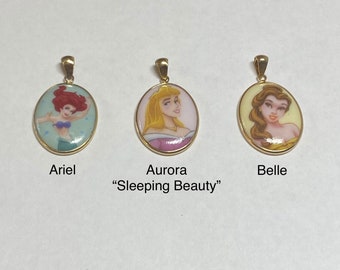 Vintage NOS 1990&#39;s 14K Yellow Gold Disney Princess Oval Porcelain Pendant (Ariel-Aurora-Belle)