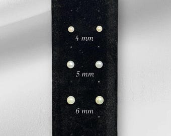 Pendientes de botón con perla cultivada de agua dulce blanca de 4 mm, 5 mm o 6 mm en oro amarillo de 14 quilates