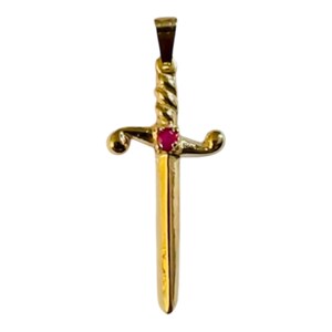 Op de afbeelding: Een gouden zwaardhanger met een rode edelsteen in het midden. Het zwaard heeft een gedraaid ontwerp en een puntige punt.