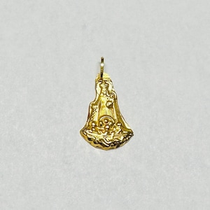 Colgante de Nuestra Señora de la Caridad del Cobre en oro amarillo semimacizo de 10 quilates