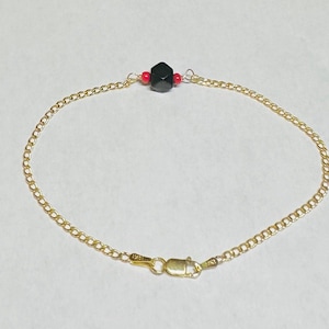 Pulsera de eslabones curvos con cuentas de azabache y coral de 6 mm en oro amarillo de 10 quilates