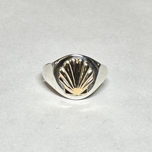 Bague chevalière pour dames « Camino de Santiago » Chemin de Saint-Jacques-de-Compostelle en argent sterling et or jaune 14 carats pour dames