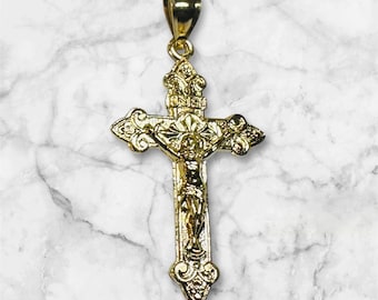 Colgante de crucifijo INRI ornamentado de 1,75" en plata de ley bañada en oro amarillo de 14 quilates