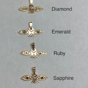 Puede incluir: Cuatro colgantes de oro con forma de pájaro con una piedra preciosa en cada ojo. Las piedras preciosas son diamante, esmeralda, rubí y zafiro.