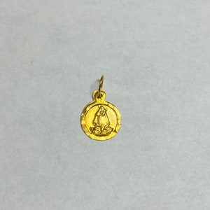 10 kt geelgouden Onze-Lieve-Vrouw van Liefde 'Caridad del Cobre' 8 mm babymedaille