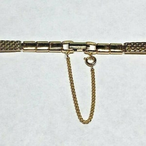 Vintage NOS des années 1970 (nouveau stock ancien) dames « C Ring » bracelet de montre en acier inoxydable doré avec chaîne de sécurité