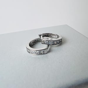 Boucles d'oreilles Huggie en argent sterling avec cz baguette - 2 mm