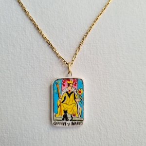 Breloque carte de tarot peinte à la main - Pendentif tarot reine des baguettes