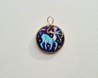 Charm de Sagitario pintado a mano: Colgante del zodiaco de porcelana