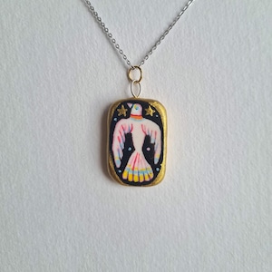 Ciondolo a forma di uccello - Ciondolo dipinto a mano, Gioiello Boho in porcellana, Mini dipinto, Ciondolo di arte popolare