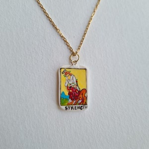 Amuleto de carta del Tarot pintado a mano: colgante de Tarot de la Fuerza