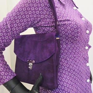 Vintage minimalist suede handbag | Création par Rayand Québec | deep purple | silver turn‑lock | 1970s–80s