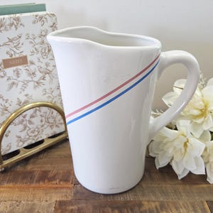 Jarra de leche de cerámica vintage | Estilo retro | Soporte para bolsas de leche | Rayas rojas y azules | 21,5 cm | Décadas de 1980-1990