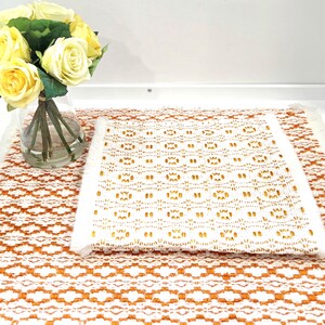 Juego de mesa estilo bohemio vintage de los años 70 | Tejido a mano en naranja y amarillo | 2 manteles individuales + centro de mesa | Decoración de cocina retro