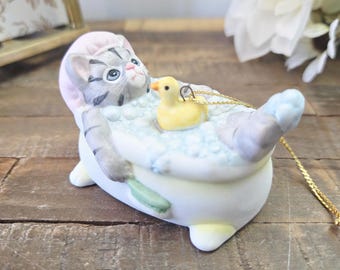 Vintage beeldje van een komkommerkatje - badeendje - kattenornament - 1988 Schmid B. Shackman