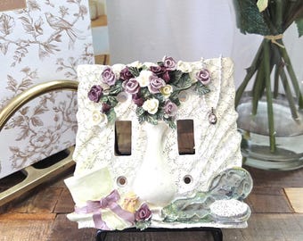 Vintage-Lichtschalterplatte im Shabby-Chic-Stil | Doppelschalter | Cremefarben mit Struktur und malvenfarbenen Blüten | Cottagecore-Stil der 1990er Jahre