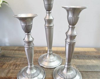 Candelieri classici vintage in peltro scultoreo | Set di tre altezze | J.S. Imports Montreal | 16,5-20 cm