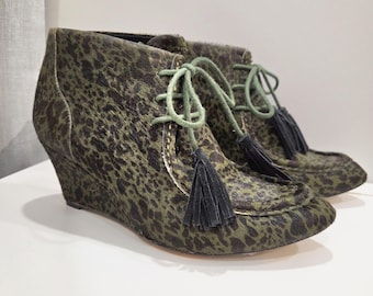 Botines Rebecca Minkoff estilo Y2K | Piel de becerro teñida con estampado de leopardo verde | Tacón de cuña | Diseño exclusivo | Talla 7.5 | Década de 2000