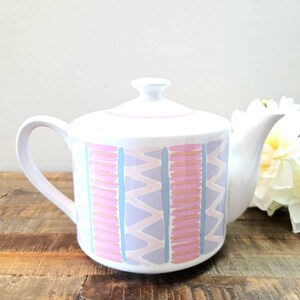 Vintage-Teekanne im Retro-Pastellstil der 80er Jahre | Japanische Keramik | Geometrisches Muster | Hergestellt in Japan | Soft Memphis Kitchen | 20,3 cm × 12,1 cm × 13,3 cm