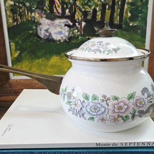 Vintage Enamel Fondue Pot – White with Pink & blue Floral – Metal Handle – 1970s Romantic Cookware
