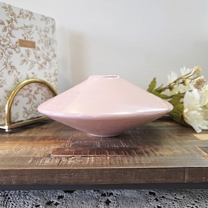Peut inclure: Ensemble de trois mugs en céramique avec une finition mate et mouchetée. Les tasses sont de couleur crème, gris clair et gris foncé. Chaque mug a un design minimaliste et une anse arrondie.