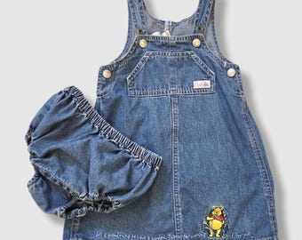 Completo vintage Disney Store di Winnie the Pooh | Vestitino in denim con grembiule e copripannolino | Ricamo a tema giardino | 18 mesi | Anni '90
