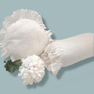 Romantici cuscini in stile cottagecore vintage | ricamo traforato con volant | set da 2 pezzi | rotondo + a tronco