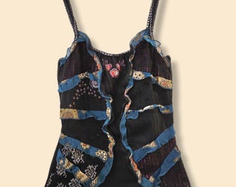 Canotta patchwork vintage Hera U.S.A. – S – Boho Y2K con volant e dettagli metallici – Nero multicolore