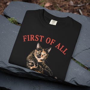 Camiseta "Primero que nada, soy una delicia" Camiseta divertida de gato carey Camiseta sarcástica de gato carey Regalo divertido para amantes de los gatos Top de gato atrevido imagen 6