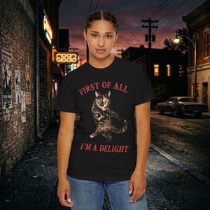 Camiseta "Primero que nada, soy una delicia" Camiseta divertida de gato carey Camiseta sarcástica de gato carey Regalo divertido para amantes de los gatos Top de gato atrevido imagen 3