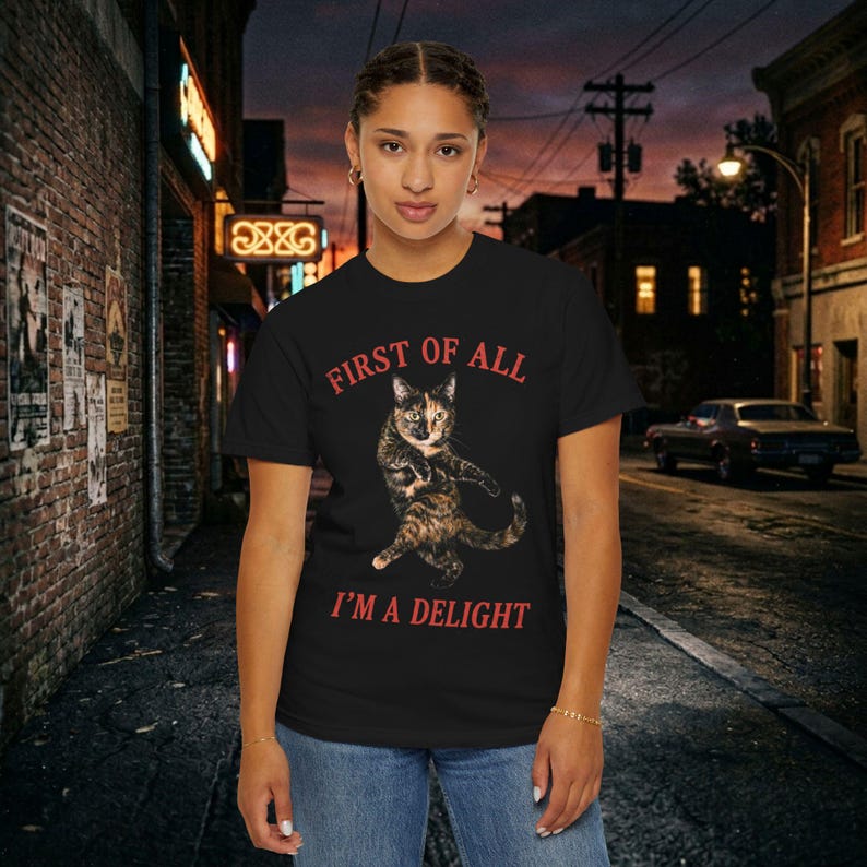Camiseta "Primero que nada, soy una delicia" Camiseta divertida de gato carey Camiseta sarcástica de gato carey Regalo divertido para amantes de los gatos Top de gato atrevido imagen 3
