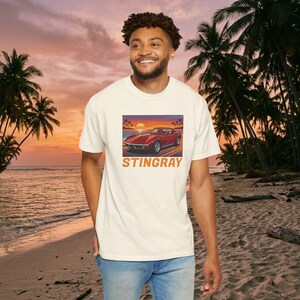 Koszulka unisex C3 Stingray Retro Sunset Front View Classic Muscle Car