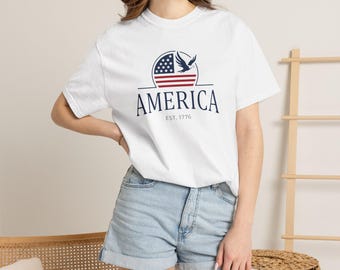America Est 1776 Patriotic Soaring Eagle American Flag Badge T-Shirt