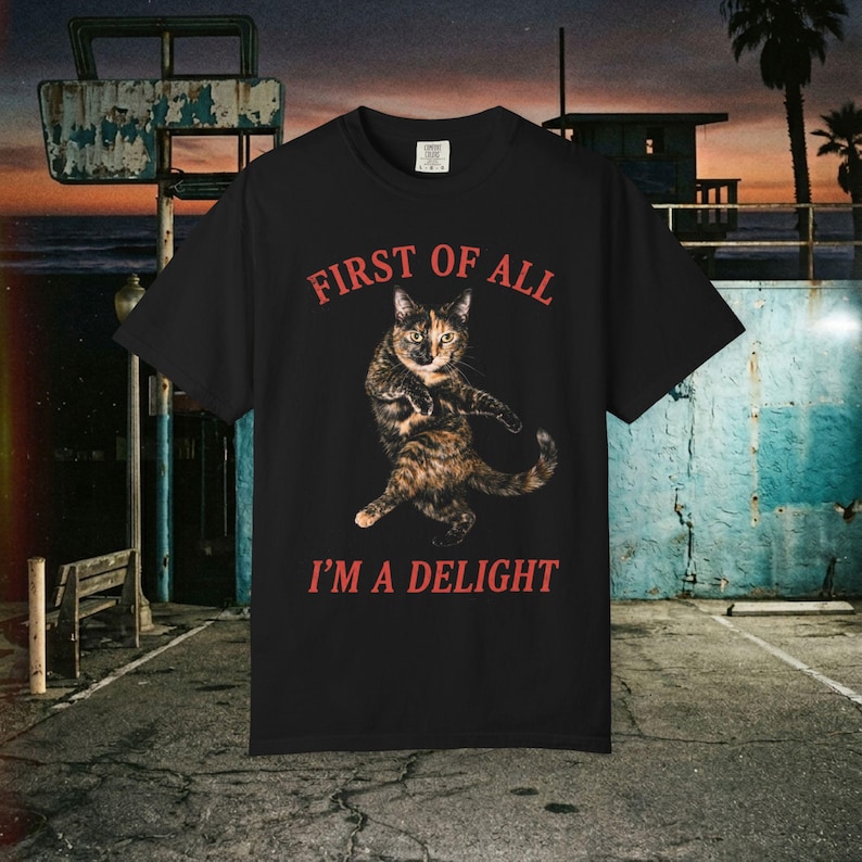 Camiseta "Primero que nada, soy una delicia" Camiseta divertida de gato carey Camiseta sarcástica de gato carey Regalo divertido para amantes de los gatos Top de gato atrevido imagen 1