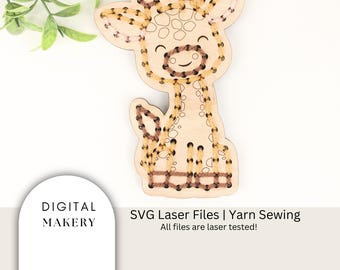 Könnte beinhalten: Ein hölzerner Giraffen-Ausschnitt mit vorgebohrten Löchern zum Garnnähen. Die Giraffe ist braun und gelb mit einem lächelnden Gesicht. Der Text "SVG Laser Files | Yarn Sewing" befindet sich unter der Giraffe. Der Text "All files are laser tested!" befindet sich unter der ersten Textzeile.