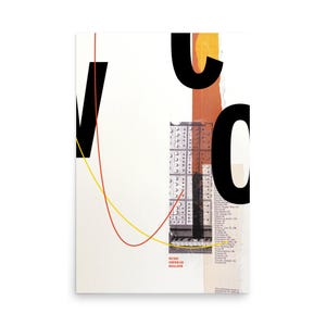 Puede incluir: Una taza de cerámica blanca con un asa negra y el texto "But First, Coffee" en un estilo manuscrito. La taza está sobre una superficie blanca. La taza mide aproximadamente 10 cm de alto.