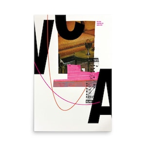 Puede incluir: Una taza de cerámica blanca con un asa negra y el texto "But First, Coffee" en negro, con una fuente de estilo manuscrito. La taza está sobre una superficie blanca.