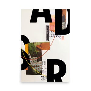 Puede incluir: Una taza de cerámica blanca con un asa negra y el texto "But First, Coffee" en negrita negra. La taza se encuentra sobre un fondo neutro, resaltando su diseño sencillo.