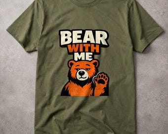 Camiseta "Bear With Me" para hombres y mujeres, divertida camiseta de oso, linda camiseta gráfica con juego de palabras con animales, regalo de humor para la oficina, camiseta para amantes de los osos
