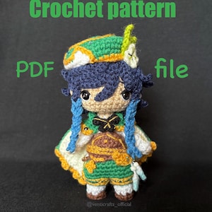 Puede incluir: Muñeca de ganchillo hecha a mano de un personaje con cabello azul, un sombrero verde y ropa verde y dorada. La muñeca tiene ojos negros grandes y está de pie. El texto en la imagen dice "Crochet pattern PDF file."